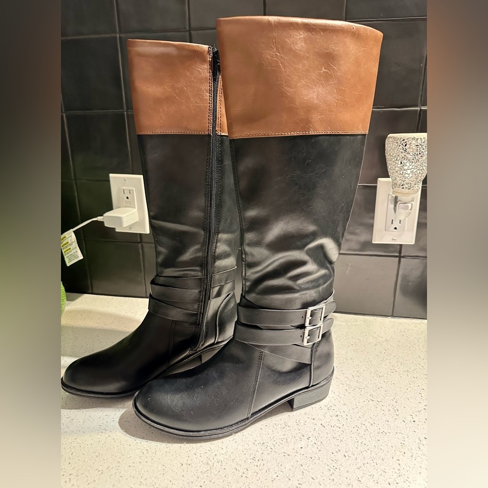 NWOT•Arizona Boots (8.5)